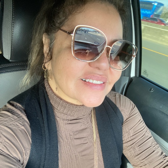 Meet your Posher, Monica - Picture 3 of 4